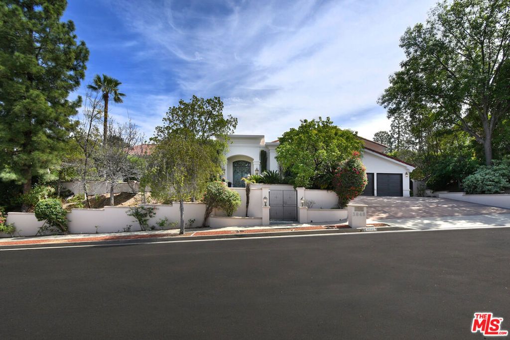 Photo of 3848 Alonzo Avenue, Encino, CA 91316 (MLS # 26665243)