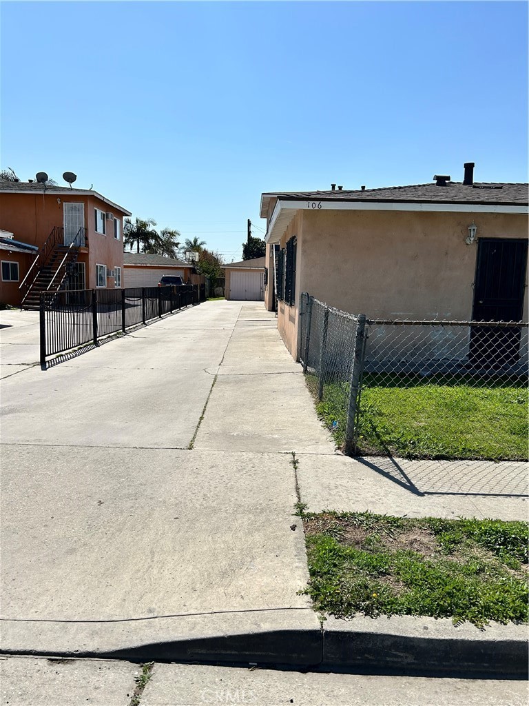 106 E Raymond