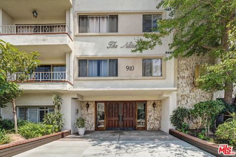 Photo of 910 S Holt Avenue #305, Los Angeles, CA 90035 (MLS # 25614009)