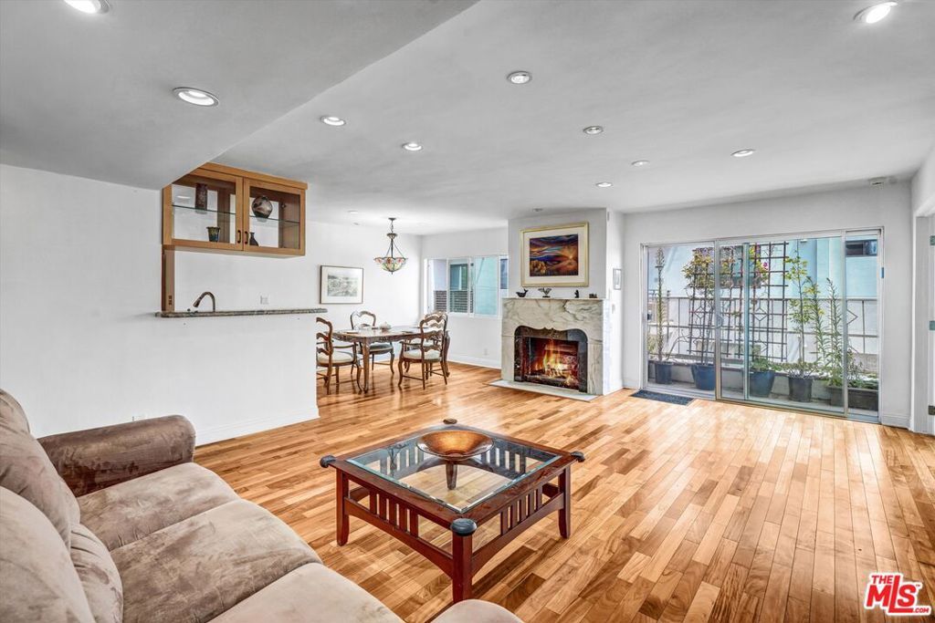 Photo of 910 S Holt Avenue #305, Los Angeles, CA 90035 (MLS # 25614009)