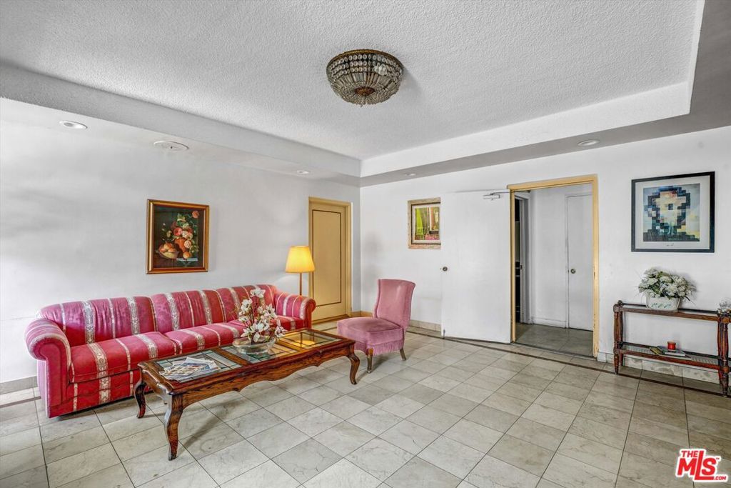 Photo of 910 S Holt Avenue #305, Los Angeles, CA 90035 (MLS # 25614009)