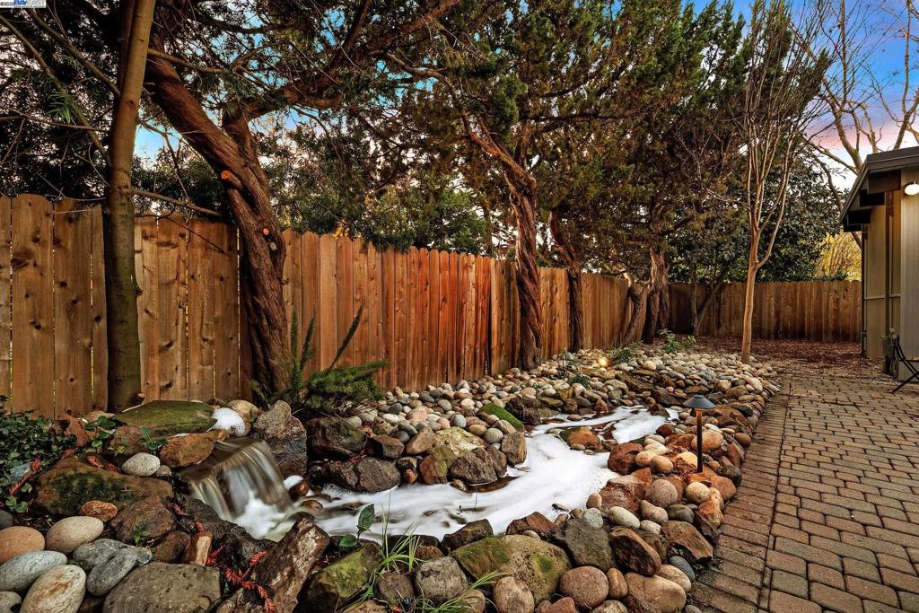 CRESTWOOD - Residential