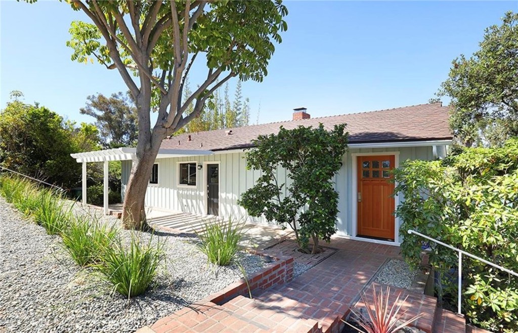 394 Moss Street