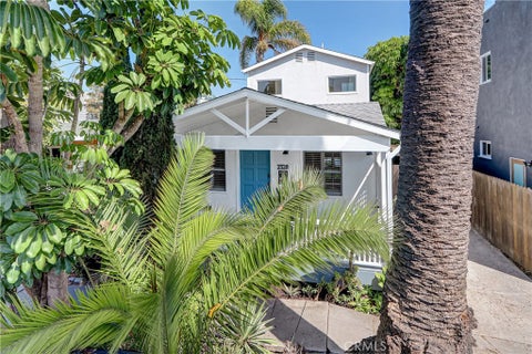 Photo of 2328 Beach Avenue, Venice, CA 90291 (MLS # SB26211255)