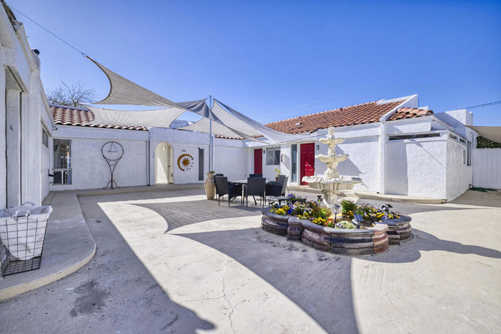 1 bed -1 bath apartment, in a gated community , recently renovated and upgraded!super private,only 4 apartments for rent , #1-1 bed 1 bath $1400 per month/annual lease, #2-2bed 1 bath $1600 per month/annual lease, #3-1bed 1 bath $1400 per month /annual lease, #4 -1 bed 1 bath $1400 per month /annual lease.may be unfurnished or fully furnished, for a consideration, no access to the swimming pool lot for tenants!Property is to be shown monday thru Wednesday only as it ciurrently operates as a hotel / resort!Collecting applications now , property to be available June 15th!