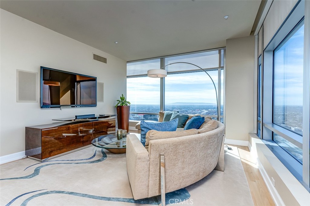 900 W Olympic Boulevard 47B