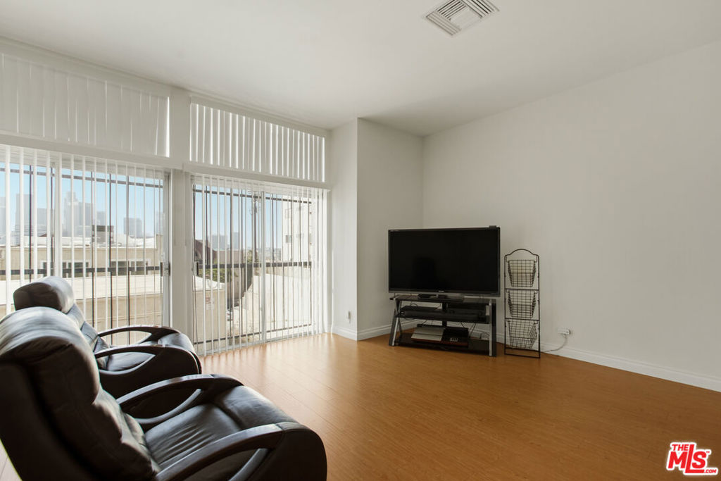 927 W College Street 7