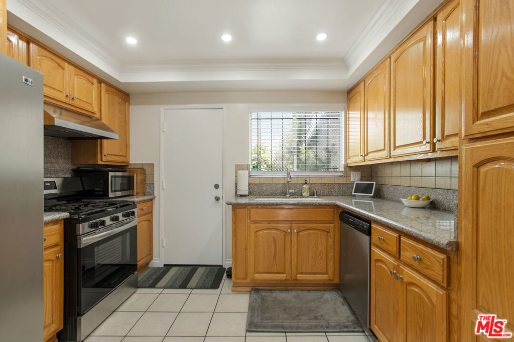 927 W College Street 7