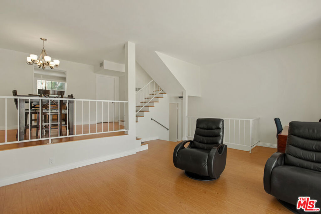 927 W College Street 7