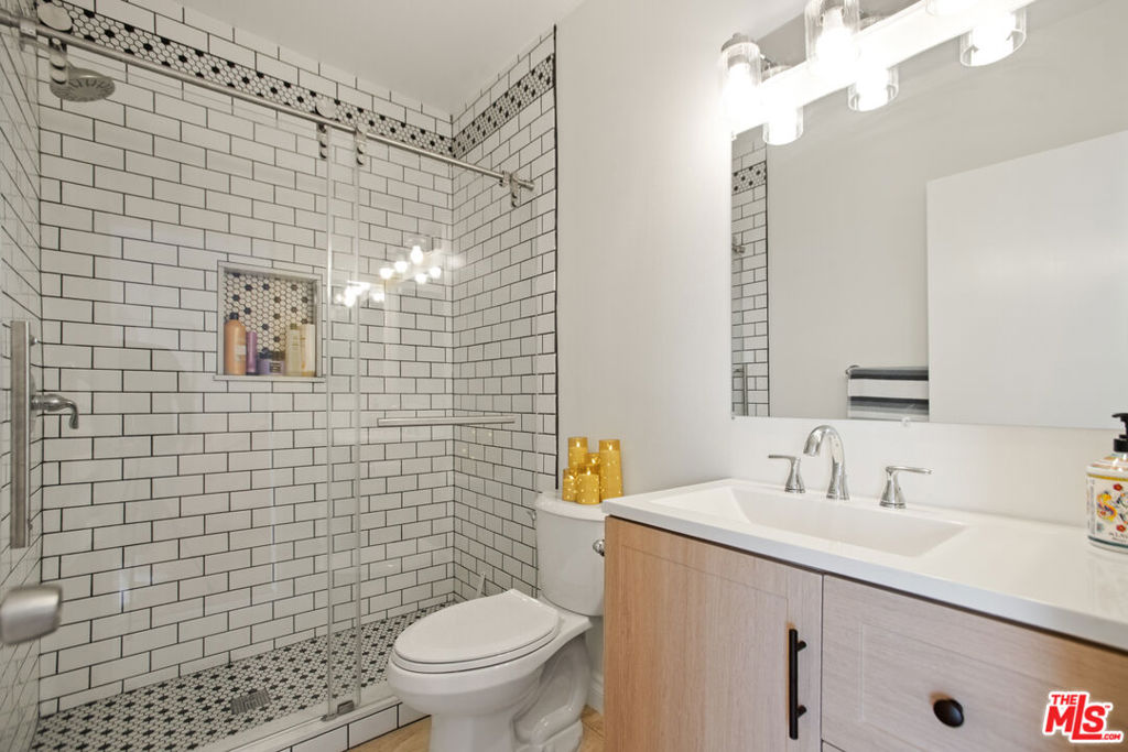 927 W College Street 7