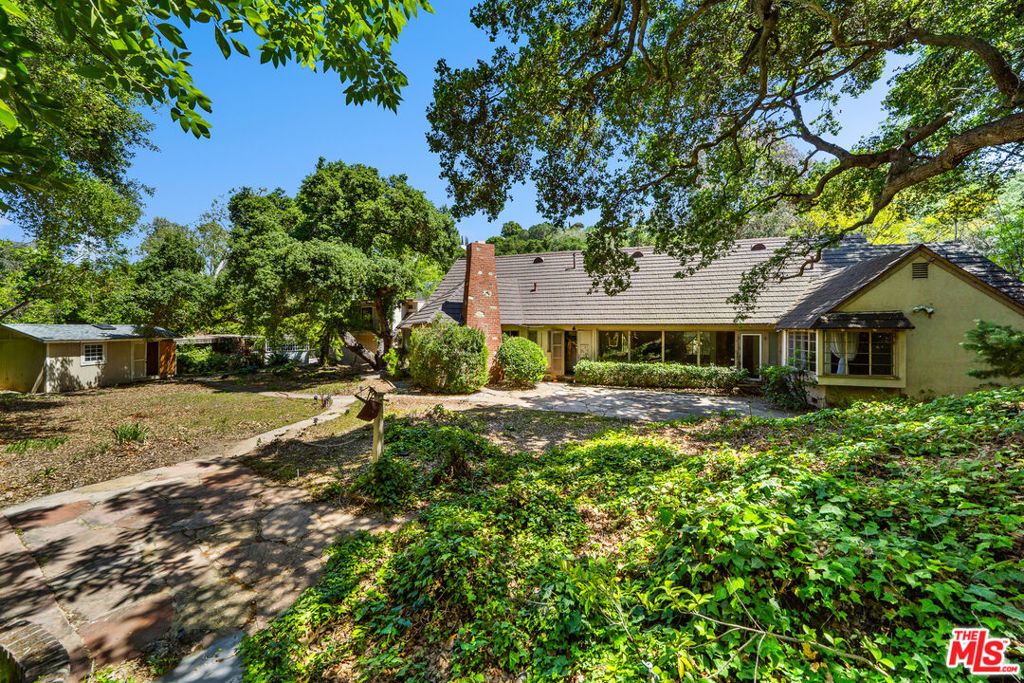 Photo of 16055 Woodvale Road, Encino, CA 91436 (MLS # 25525517)