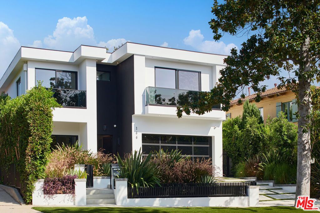 Photo of 144 N Bowling Green Way, Los Angeles, CA 90049 (MLS # 25587549)