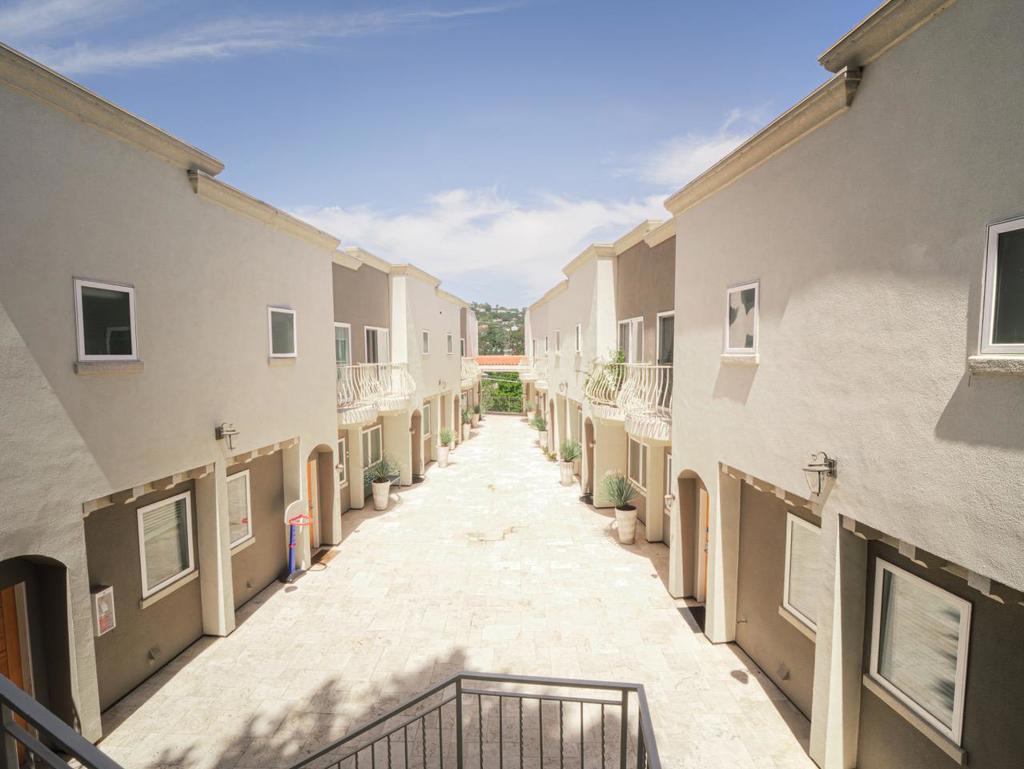 2139 Carlmont Drive