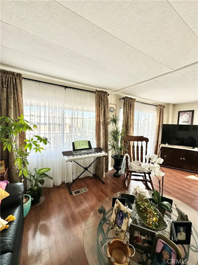 Paramount, California 90723, United States, 2 Bedrooms Bedrooms, ,1 BathroomBathrooms,Residential,Active,237537