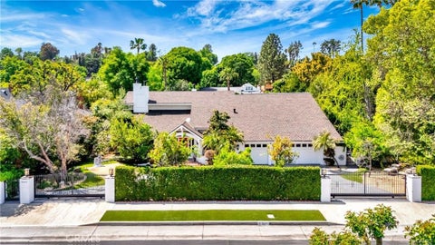 Photo of 5441 Calvin AVE, Tarzana, CA 91356 (MLS # SR26234277)