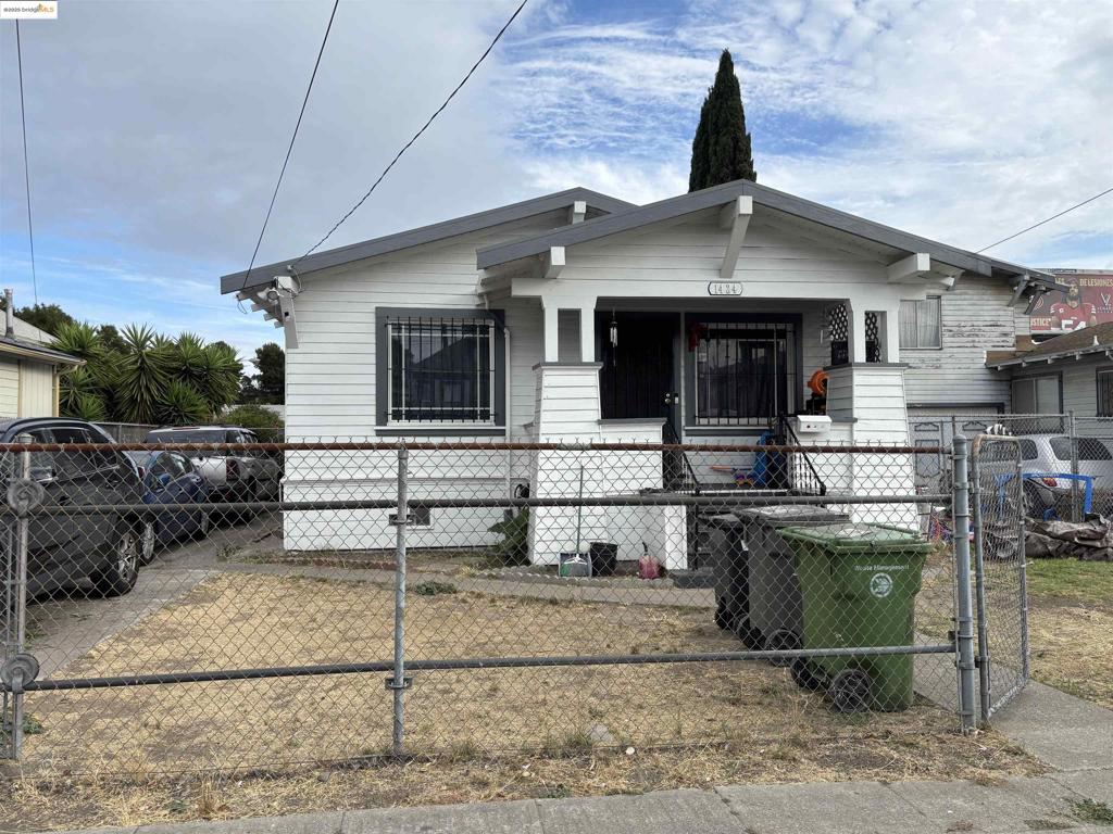 Welcome to this charming Oakland bungalow! Featuring gated parking and a prime location near shops, transit, and freeways, this home is perfect for first-time buyers or investors. Don’t miss this great opportunity!
