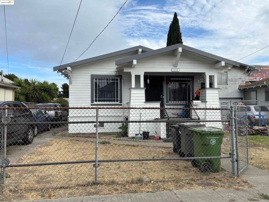 Welcome to this charming Oakland bungalow! Featuring gated parking and a prime location near shops, transit, and freeways, this home is perfect for first-time buyers or investors. Don’t miss this great opportunity!