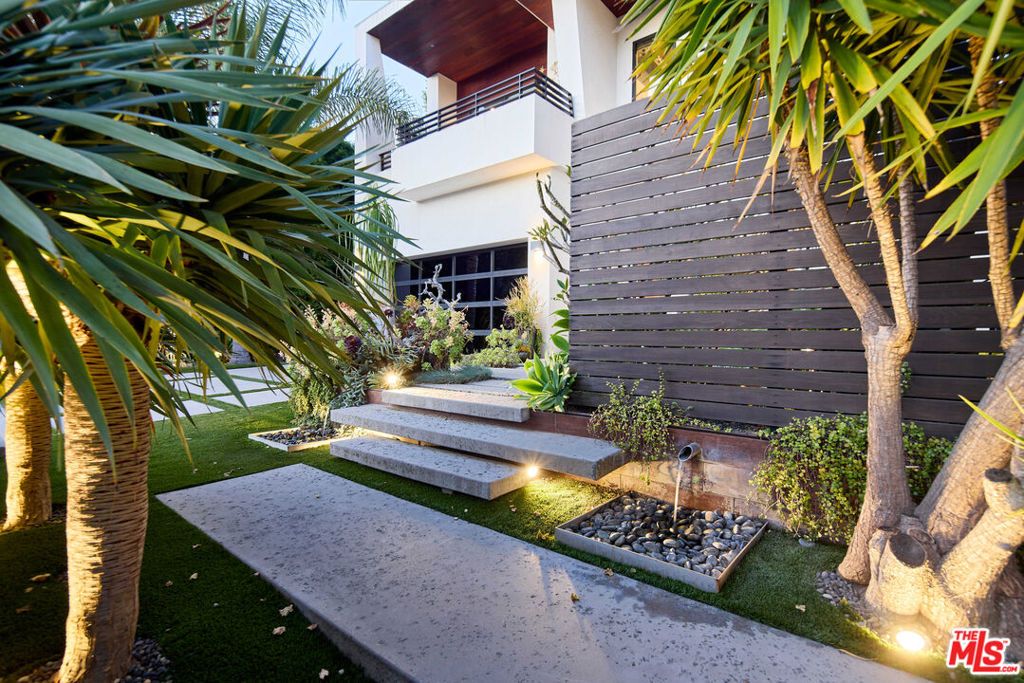 Photo of 844 N Harper Avenue, Los Angeles, CA 90046 (MLS # 25544053)