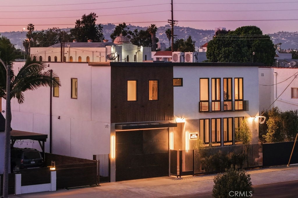 Photo of 2619 S Rimpau Blvd Blvd, Los Angeles, CA 90016 (MLS # OC26119510)