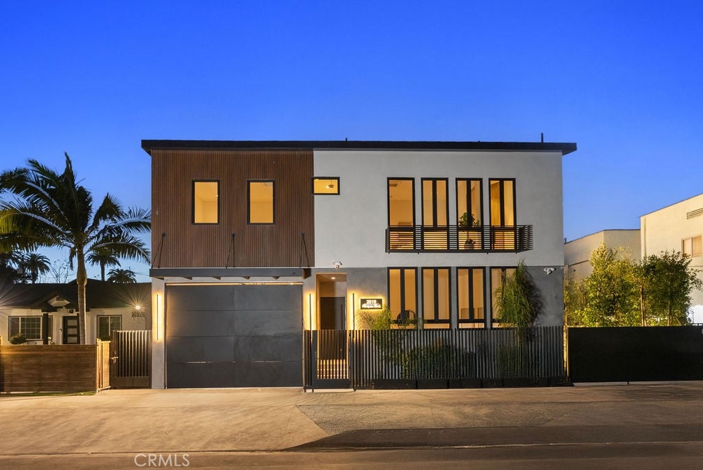 Photo of 2619 S Rimpau Blvd Blvd, Los Angeles, CA 90016 (MLS # OC26119510)