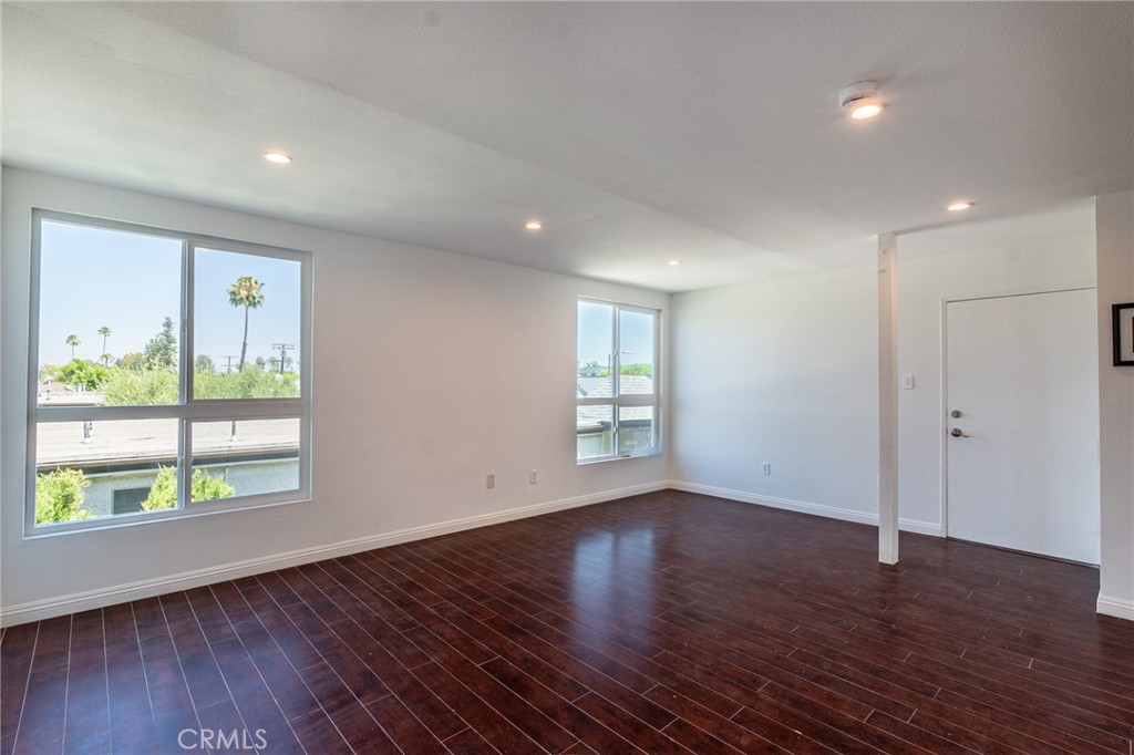 6155 Reseda 4