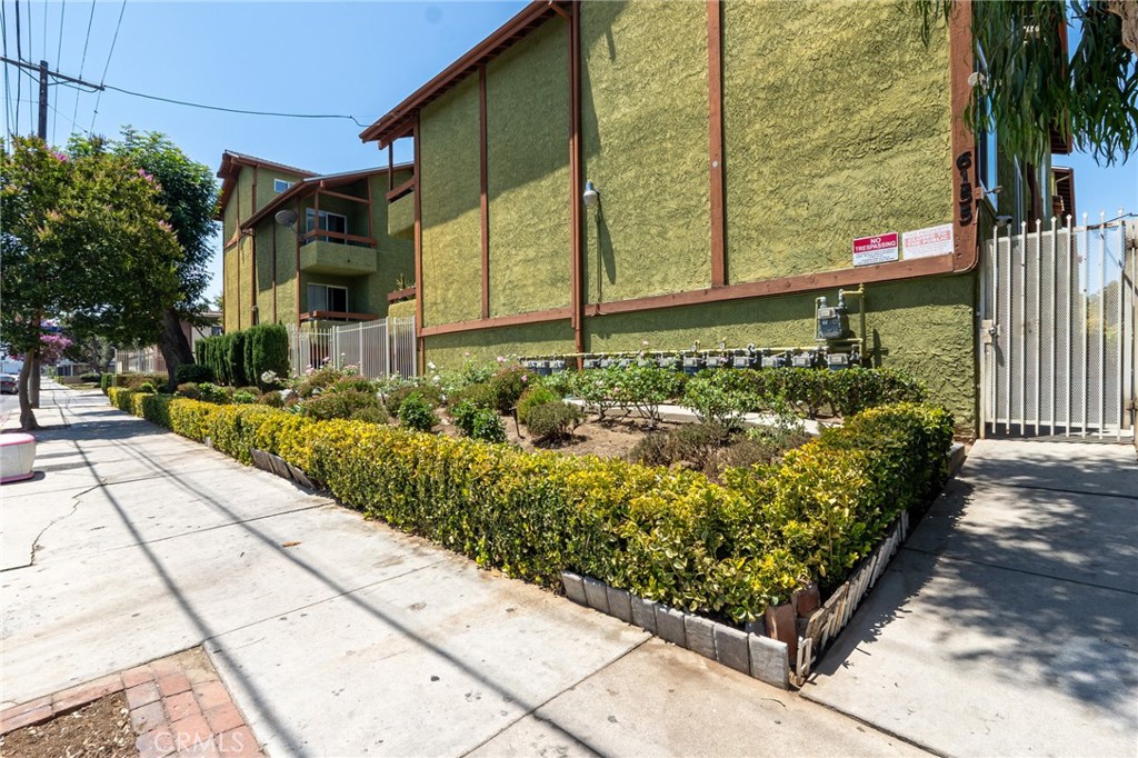 6155 Reseda 4