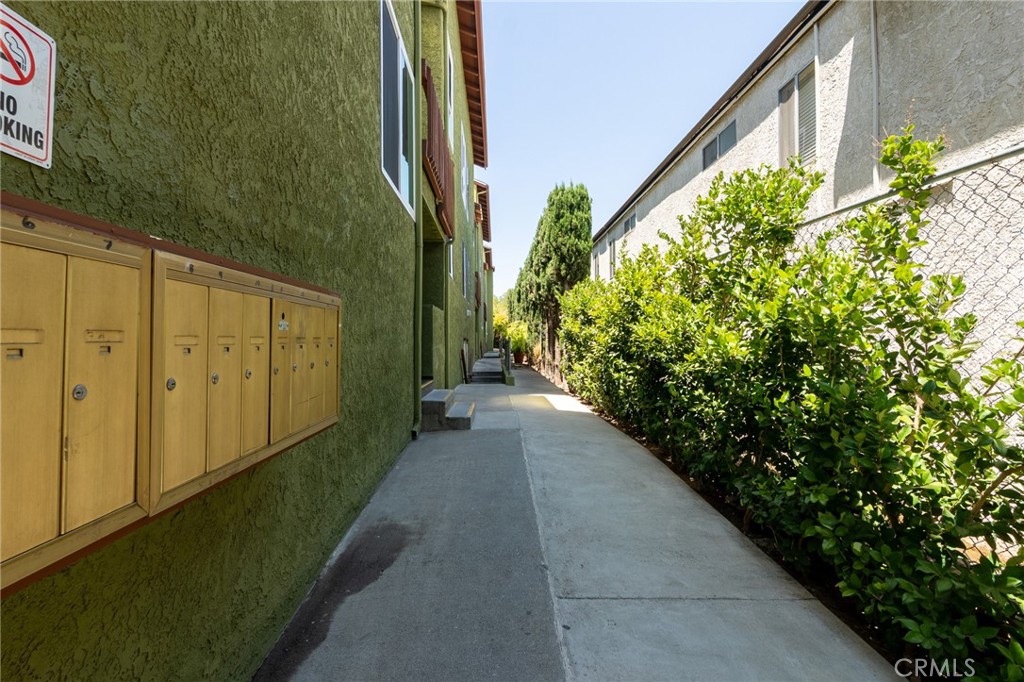 6155 Reseda 4