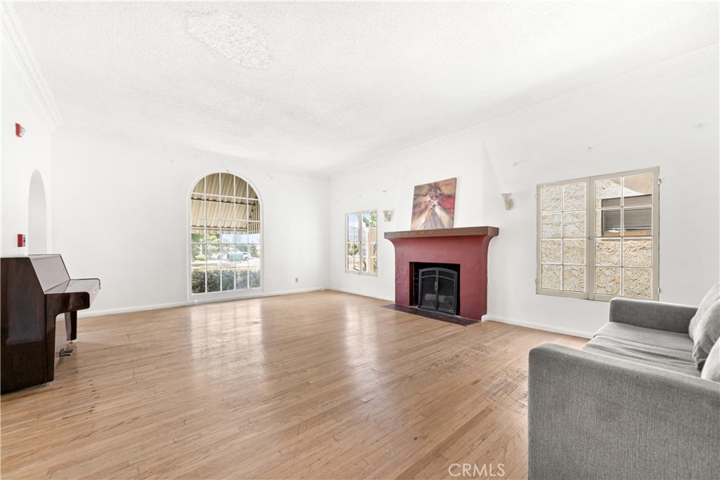 739 W Glenoaks