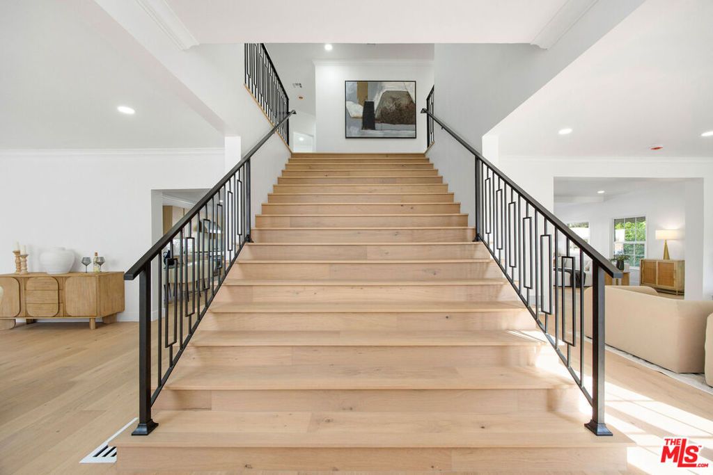 Photo of 832 S Plymouth Boulevard, Los Angeles, CA 90005 (MLS # 25576439)