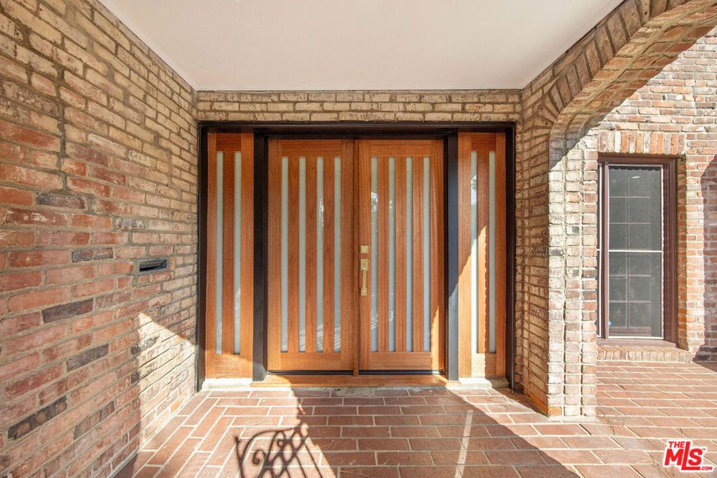 Photo of 832 S Plymouth Boulevard, Los Angeles, CA 90005 (MLS # 25576439)