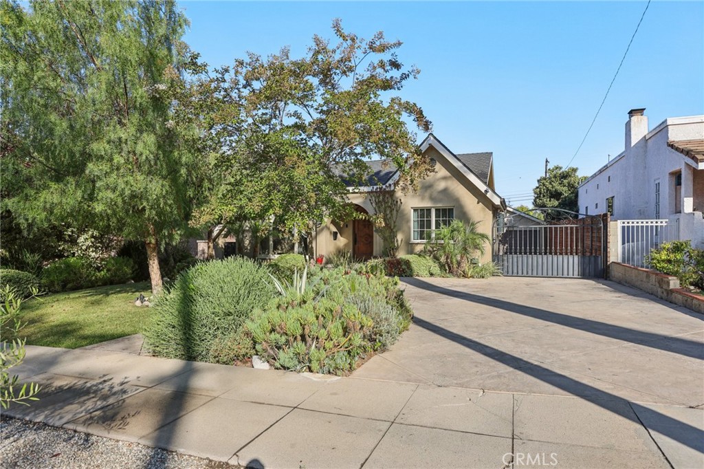 This impeccably designed 4-bedroom, 4-bathroom home offers unparalleled luxury and comfort in every corner. Located in the El Miradero coridor in Glendale, this residence is a true masterpiece, showcasing a seamless blend of style, sophistication, and meticulous craftsmanship.
Step inside to find a spacious, open floor plan with natural light pouring in through large windows. The inviting living room features elegant, high ceilings and a cozy fireplace, perfect for relaxing or entertaining guests. Tastefully designed, the home boasts premium finishes including stunning hardwood floors and designer light fixtures throughout.
The chef’s kitchen is a dream come true – with gorgeous cabinetry, gleaming granite countertops, and top-of-the-line stainless steel appliances. The expansive center island offers ample space for meal prep, while the adjoining dining area is ideal for family meals or dinner parties.
The master suite is a true retreat with its luxurious design and ample space. The en-suite bath features a spa-like atmosphere with a soaking tub, walk-in shower, sparate vanity and walk-in closet, creating a perfect sanctuary to unwind. Each additional bedroom is generously sized, offering plenty of room for family or guests.
Step outside to your own private oasis – a beautifully landscaped backyard with a sparkling pool and spa. The covered patio provides the perfect setting for outdoor dining or simply lounging in the sun.
This home is meticulously maintained, in pristine condition, and ready for you to move right in! Whether you’re enjoying the serene interior or the outdoor entertainment space, this property is designed for luxurious living. Don’t miss out on this exceptional opportunity to make it your own!