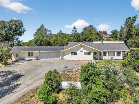 Photo of 46535 Eastwood Dr S, Oakhurst, CA 93644 (MLS # FR26077359)
