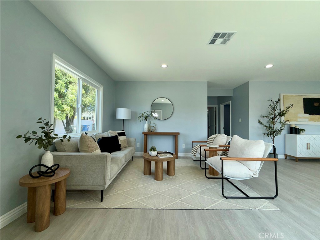 1191 E Laxford