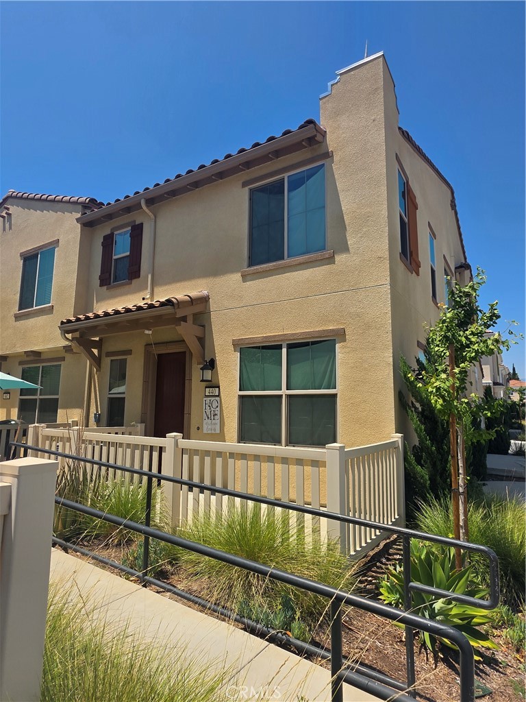 A Nice great 3 bed room 2.5 Bath townhouse. Open floor plan from Kitchen to the living room. Large Master bedroom with a walking closet and 2nd closet. Master bathroom has separate tub and shower and spacious for day in the spa in the commodity of own home. The other 2 bedroom are also specious. HOA includes pool, and green areas. The community is private where residence have private access.
A must see!!
Note Solar panels under a lease buyer need to take over the contact