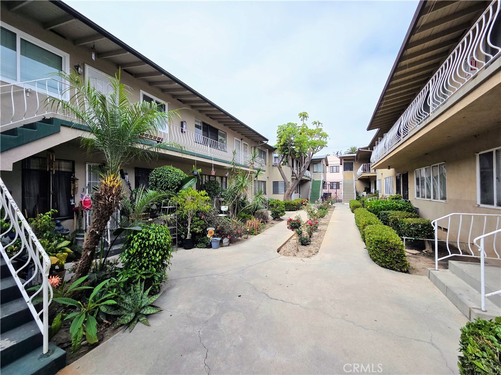 Now available is a beautifully remodeled studio condo located in the vibrant heart of Downtown Long Beach, just minutes from The Pike, Pine Avenue, and a variety of popular cafes, shops, and restaurants. This top-floor unit has been thoughtfully updated throughout, offering fresh paint, stylish laminate flooring, and a fully remodeled kitchen and bathroom.
The spacious main living area features two closets and plenty of natural light, while a small hallway with additional built-in cabinets leads to the upgraded bathroom. The kitchen includes quartz countertops, ample cabinet space, a stove, ceiling fan, and a cozy dining nook. Water and trash are included, making this a convenient and affordable opportunity to live in one of Long Beach’s most desirable urban neighborhoods.