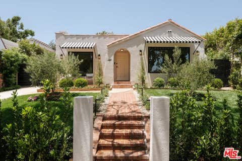 Photo of 129 N Almont Drive, Los Angeles, CA 90048 (MLS # 26852519)