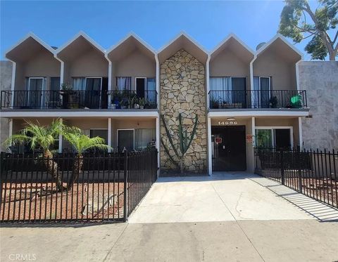 Photo of 14696 Rayen, Panorama City, CA 91402 (MLS # TR25269052)