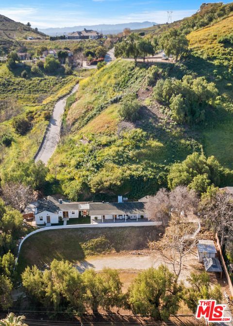 Photo of 10315 Wheatland Avenue, Shadow Hills, CA 91040 (MLS # 26648615)