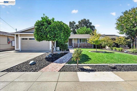 Photo of 961 Essex St St, Livermore, CA 94550 (MLS # 41145789)