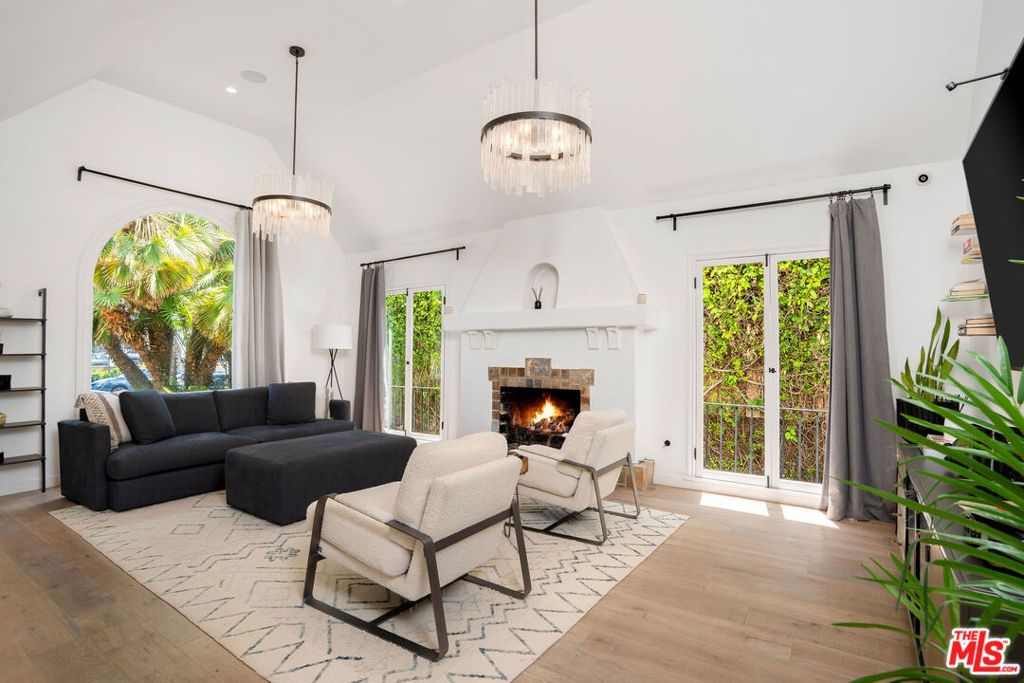 Photo of 321 N Laurel Avenue, Los Angeles, CA 90048 (MLS # 25495041)