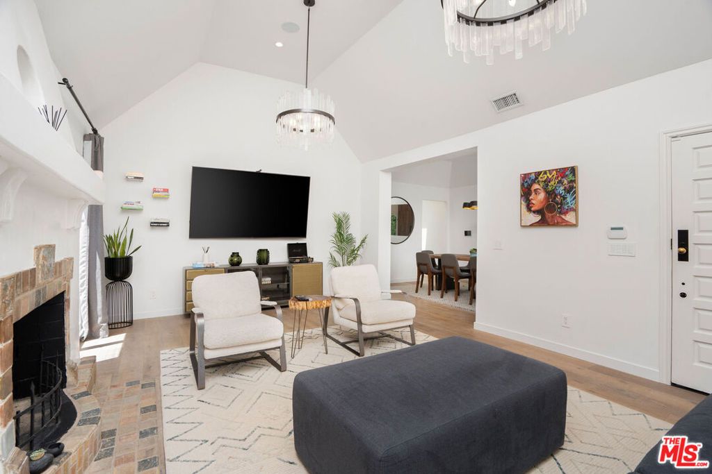 Photo of 321 N Laurel Avenue, Los Angeles, CA 90048 (MLS # 25495041)