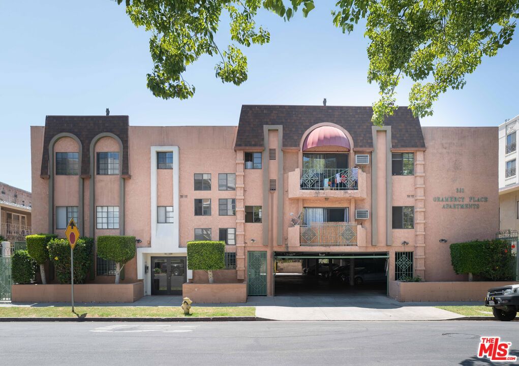 LOCATION!LOCATION! LOCATION! Charming studio unit located in the heart of Koreatown, within the highly desirable 3rd Street Elementary School district. This bright and cozy space features a brand new refrigerator and oven. Conveniently close to shops, restaurants, and public transportation.