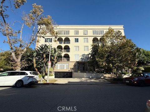 Photo of 434 S Canon Dr, Beverly Hills, CA 90212 (MLS # SR25275099)