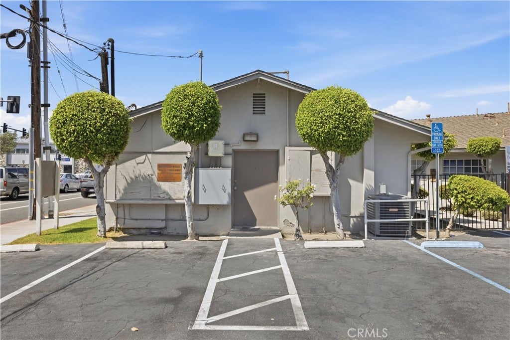 12462 Brookhurst