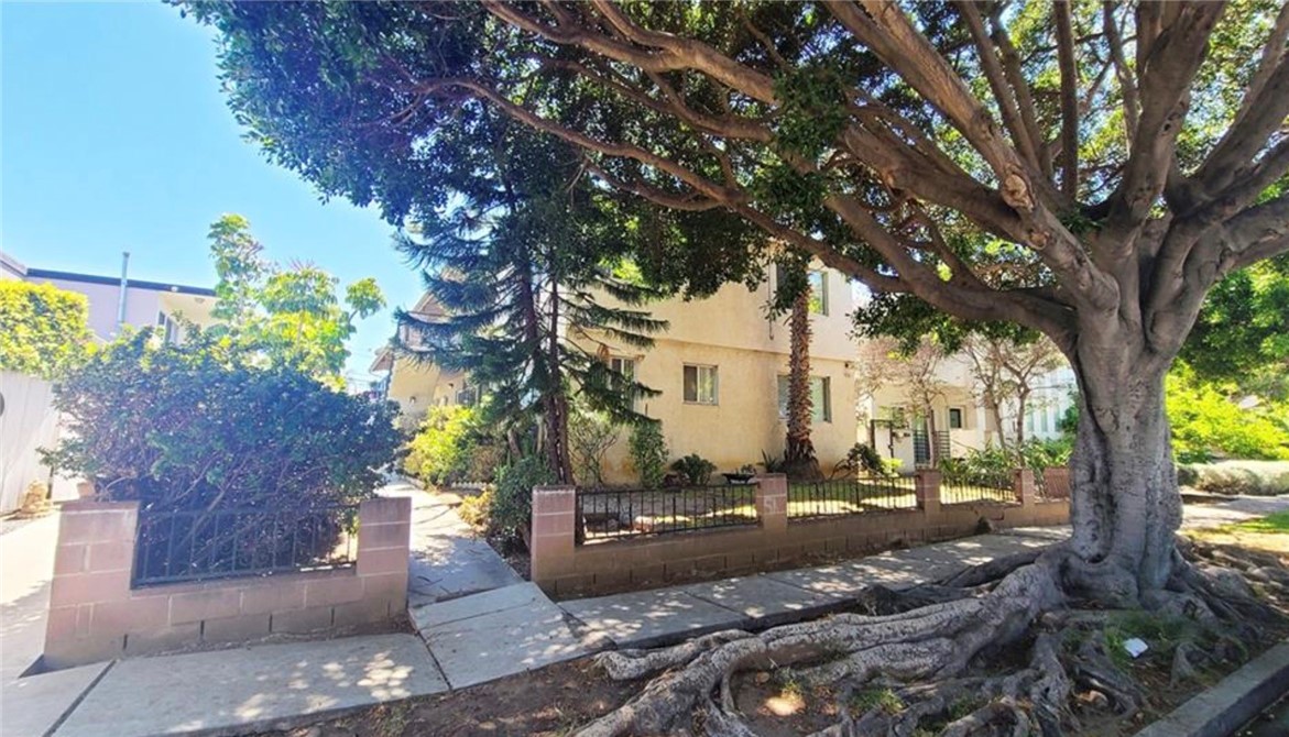 Amazing location for this Santa Monica unit for lease. Just a few blocks from the pier and beach. A top corner unit with only 1 shared wall, best location in the building! Features 2 bedrooms, 2 bathrooms with a small storage area or large extra closet. Features wood floors and loads of light. A must see unit!