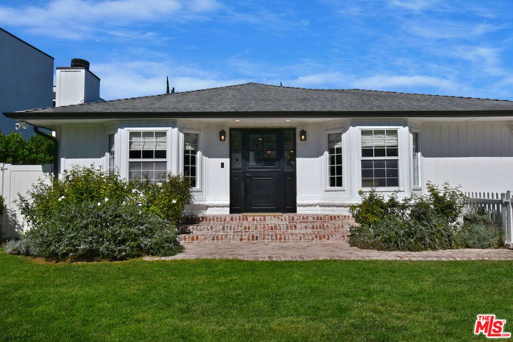 Photo of 18033 Rosita Street, Encino, CA 91316 (MLS # 25603235)