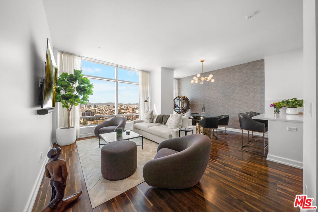 900 W Olympic Boulevard 28E