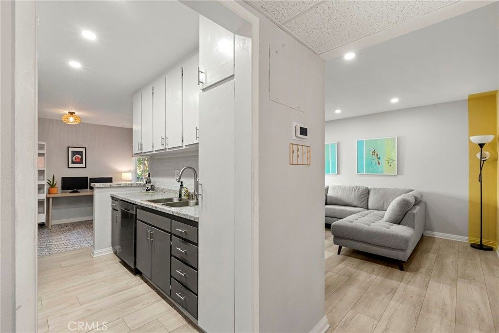 Photo of 18307 Burbank Blvd #5, Tarzana, CA 91356 (MLS # SR26040363)