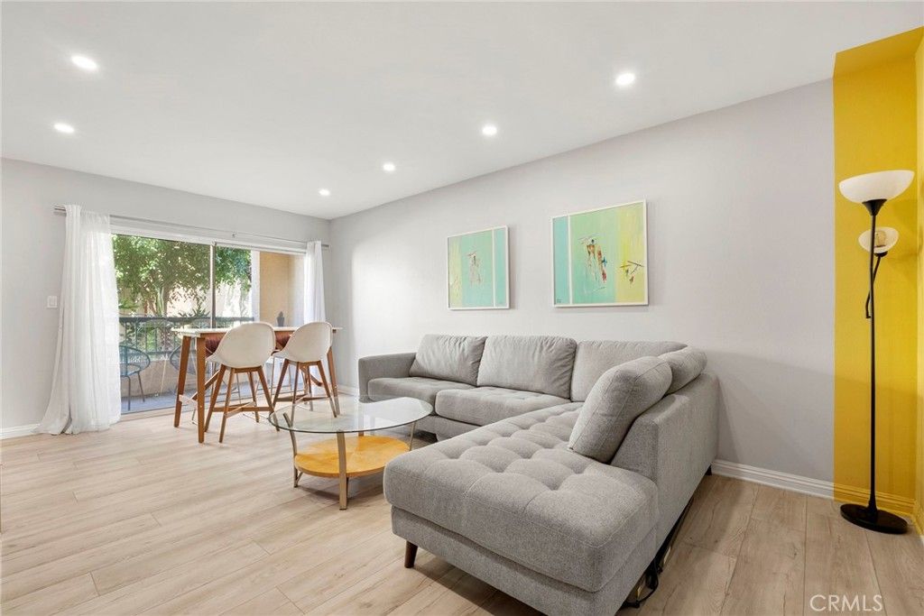 Photo of 18307 Burbank Blvd #5, Tarzana, CA 91356 (MLS # SR26040363)