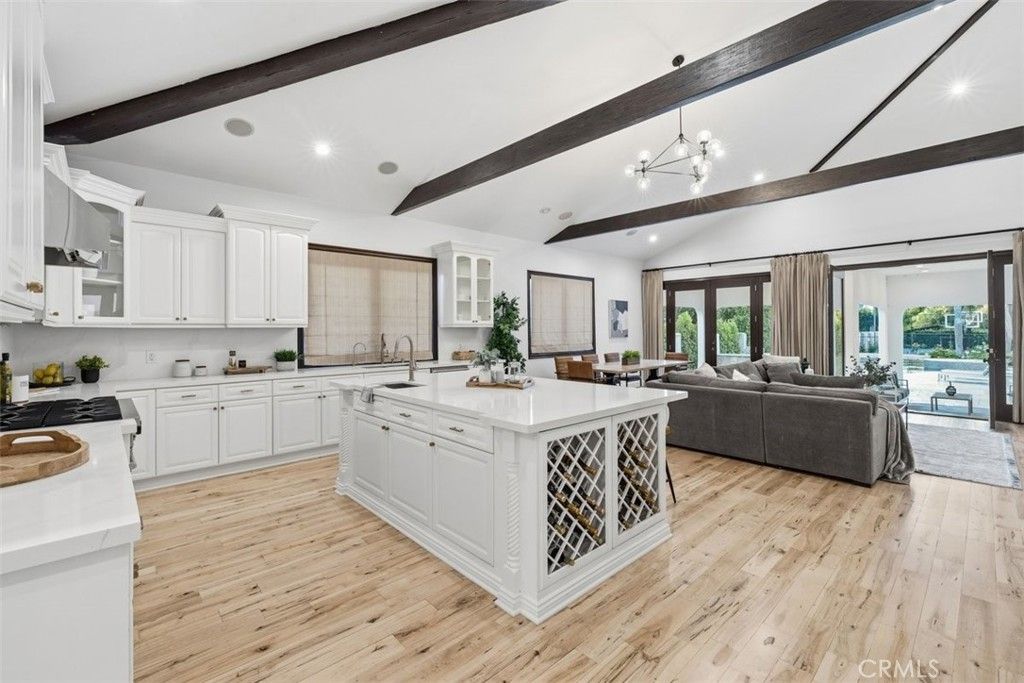 Photo of 22953 Oxnard Street, Woodland Hills, CA 91367 (MLS # SR26074758)